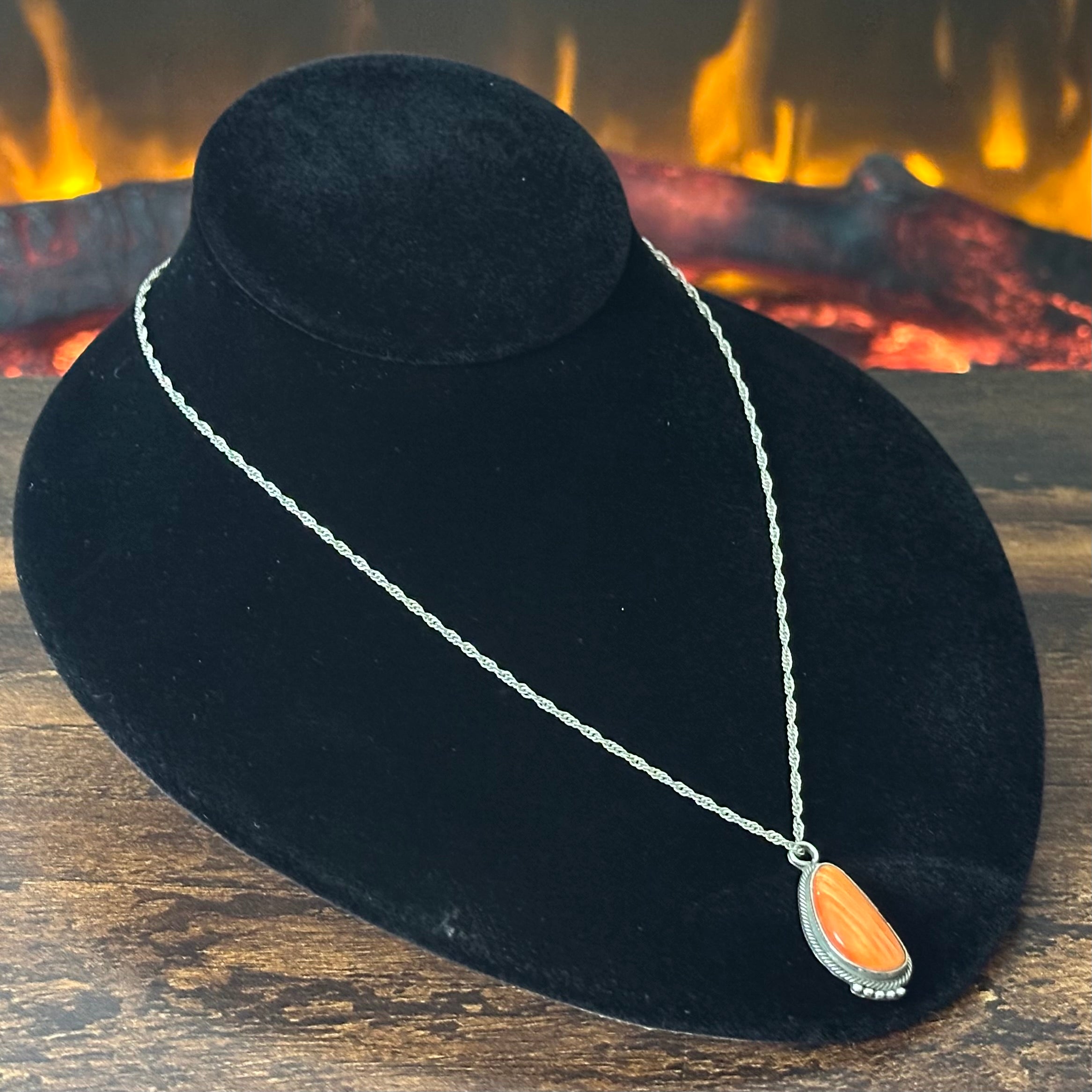 Running Bear Trading Spiny Oyster Sterling Twist Wire Bezel Pendant Necklace
