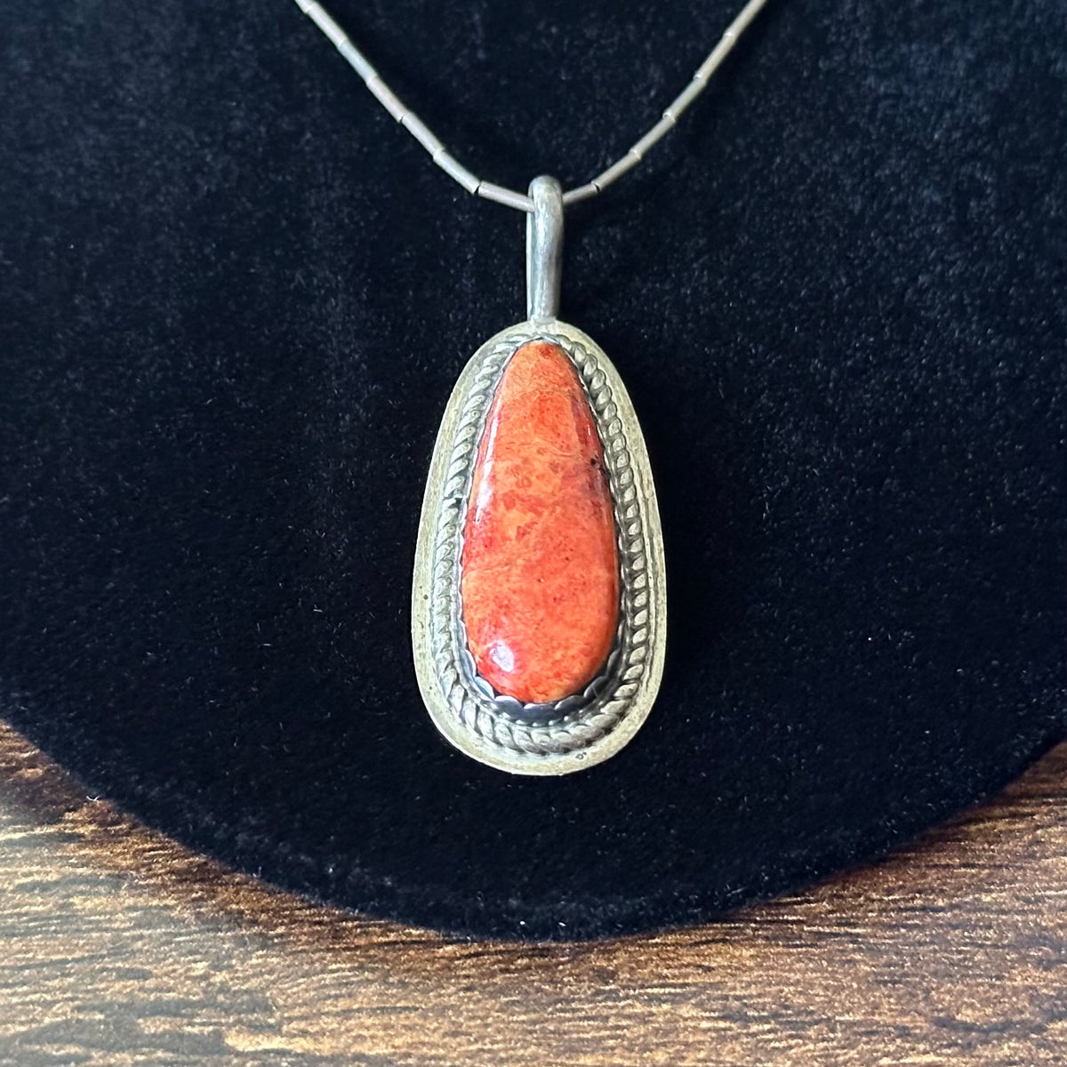 Navajo Herbert Tsosie Orange Spiny Oyster Sterling Twist Wire Liquid Silver Pendant Necklace