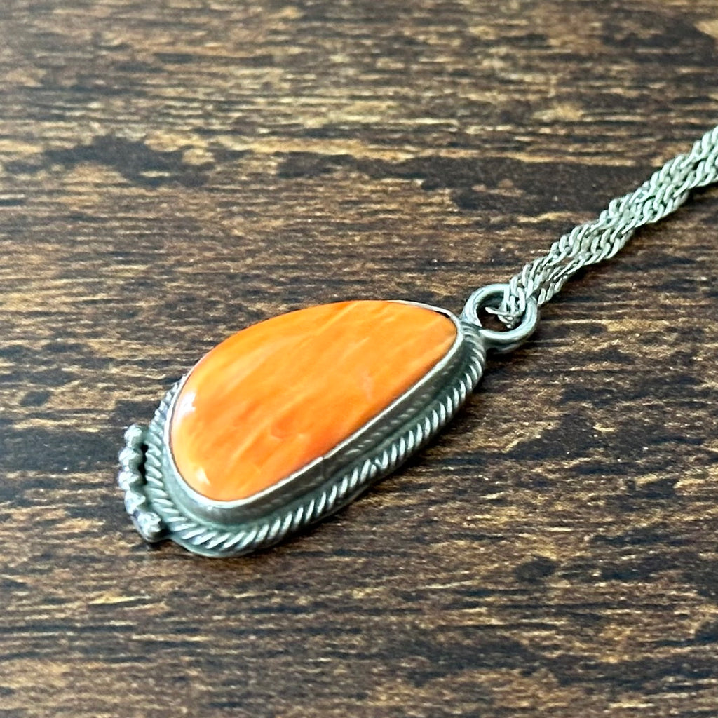 Running Bear Trading Spiny Oyster Sterling Twist Wire Bezel Pendant Necklace